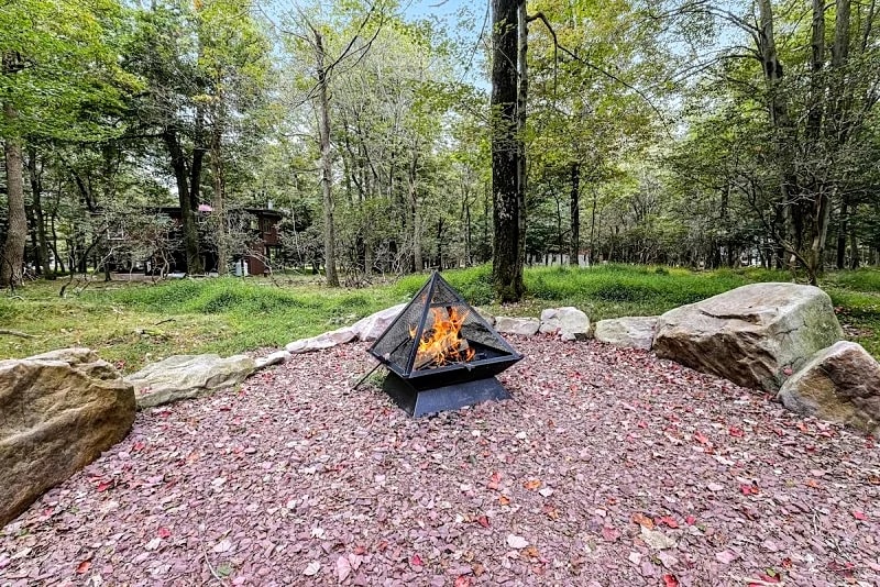 "Acorn" Near Skiing, Lake/ Beach, Fire Pit, Hot Tub, Grill, Pool Table, Arcade Games, Gas Fireplace in Lake Harmony, Pennsylvania, United States — photo 5