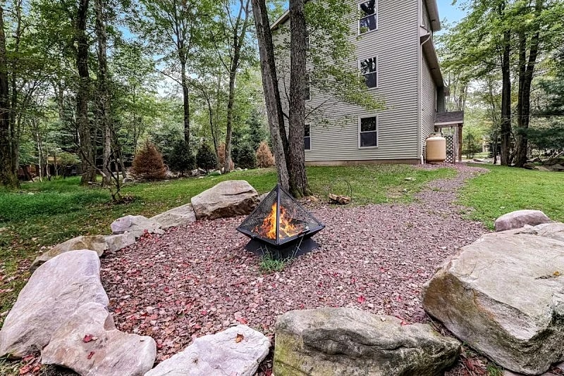 "Acorn" Near Skiing, Lake/ Beach, Fire Pit, Hot Tub, Grill, Pool Table, Arcade Games, Gas Fireplace in Lake Harmony, Pennsylvania, United States — photo 4