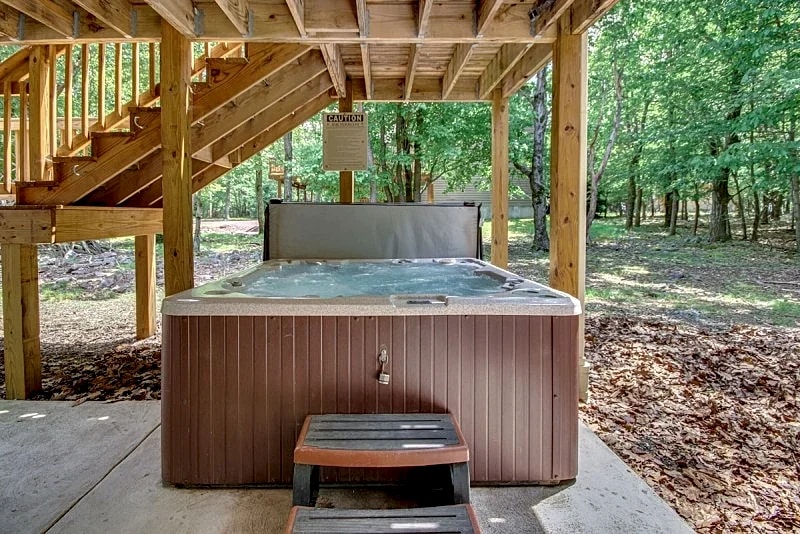 "Snowcap" Lake/ Beach Access, 7 Bedroom Lodge, Sound System, Gas Fireplaces, Hot Tub, Pool Table in Lake Harmony, Pennsylvania, United States — photo 4
