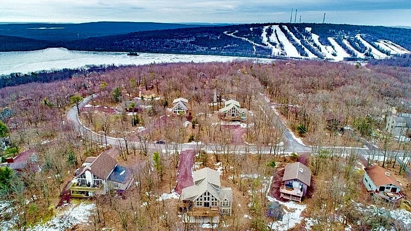 "Skye View" EV Charger, Whole House Sound System, Firepit, Gas Grill, Private Hot Tub, Pool Table in Lake Harmony, Pennsylvania, United States — photo 2
