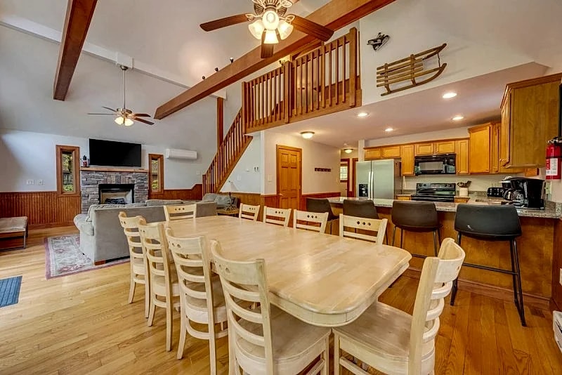 Fan Favorite! "Arrowhead" by Lake/Beach & Restaurants, Pool Table, Arcade Game, Hot Tub, Fire Pit in Lake Harmony, Pennsylvania, United States — photo 2