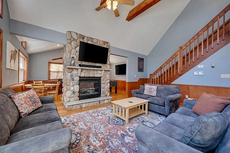"Big Horn" Near JFBB Skiing, Stunning Mountain Home, Fire Pit, Hot Tub, Pool Table, Gas Grill in Lake Harmony, Pennsylvania, United States — photo 3