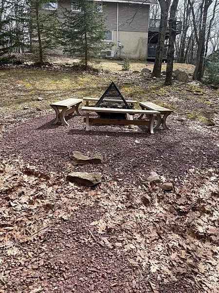 "Bobcat" View of Ski Mountain, Arcade Game, Pool Table, Poker Rm, Hot Tub, Fire Pit, Gas Fireplaces in Lake Harmony, Pennsylvania, United States — photo 3