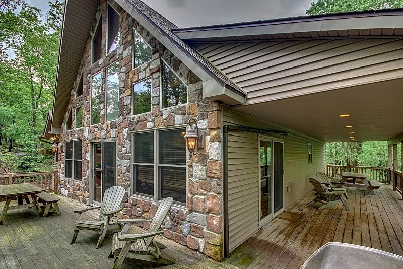 "Bobcat" View of Ski Mountain, Arcade Game, Pool Table, Poker Rm, Hot Tub, Fire Pit, Gas Fireplaces in Lake Harmony, Pennsylvania, United States — photo 5