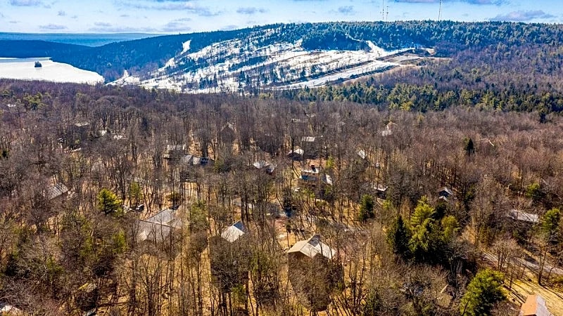 "Eagles Nest" Close to Skiing, Fire Pit, Hot Tub, Game Room, EV Charger, Gas Grill, 9 Smart TV's in Lake Harmony, Pennsylvania, United States — photo 5