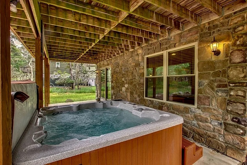 "Great Wolf" Walk to H20 Water Park, Covered Porch, Hot Tub, Fire Pit, Pool Table, WIFI in Lake Harmony, Pennsylvania, United States — photo 4