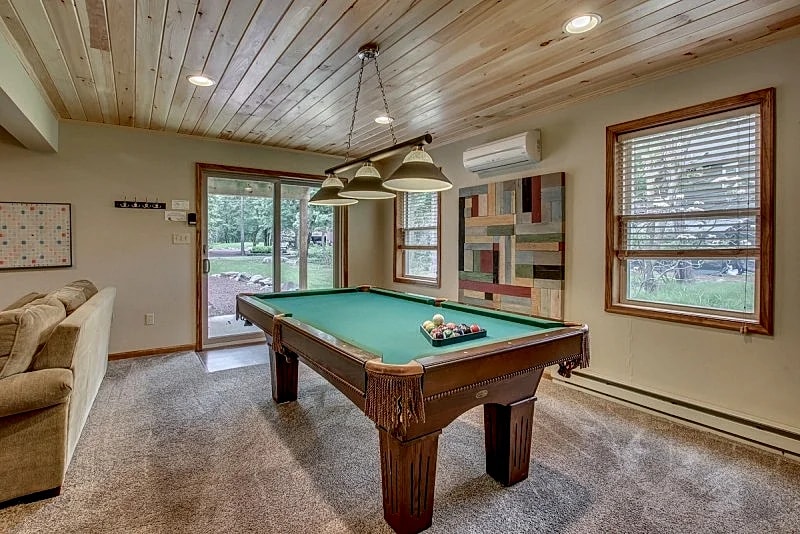 "Great Wolf" Walk to H20 Water Park, Covered Porch, Hot Tub, Fire Pit, Pool Table, WIFI in Lake Harmony, Pennsylvania, United States — photo 5