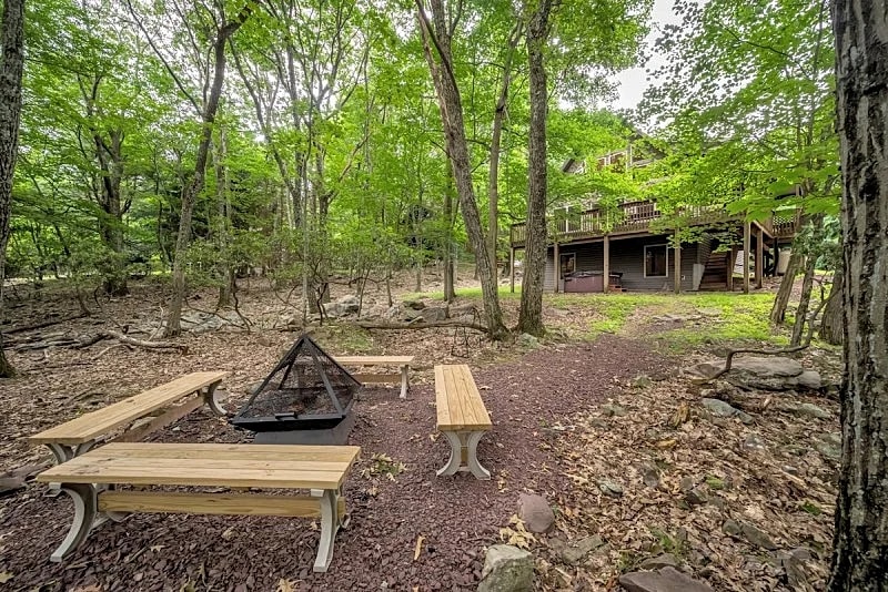 "Hilltop Hideaway" Near Skiing, Lake/ Beach Access, Hot Tub, Fire Pit, Pool Table, Gas Grill in Lake Harmony, Pennsylvania, United States — photo 5