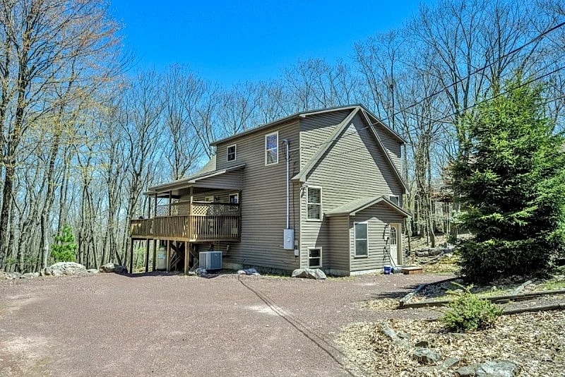 "Hilltop Hideaway" Near Skiing, Lake/ Beach Access, Hot Tub, Fire Pit, Pool Table, Gas Grill in Lake Harmony, Pennsylvania, United States — photo 3