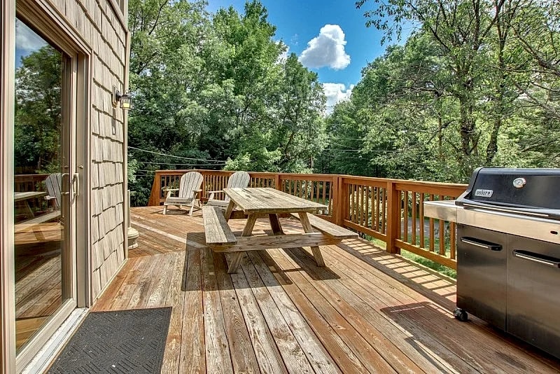 "Black Bear" Beautiful Mountain Chalet, Community Pool/ Beach, Hot Tub, Arcade Game, Gas Grill in Albrightsville, Pennsylvania, United States — photo 3