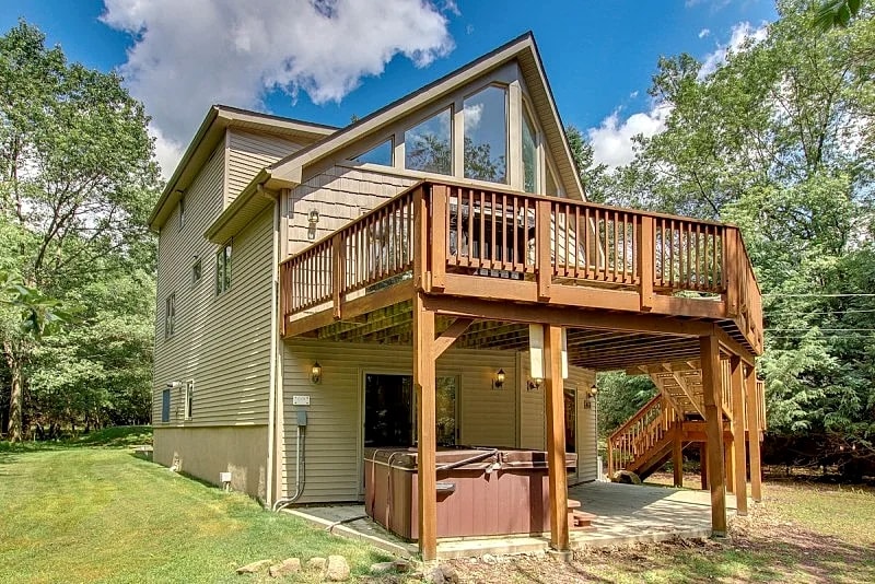 "Black Bear" Beautiful Mountain Chalet, Community Pool/ Beach, Hot Tub, Arcade Game, Gas Grill in Albrightsville, Pennsylvania, United States — photo 5