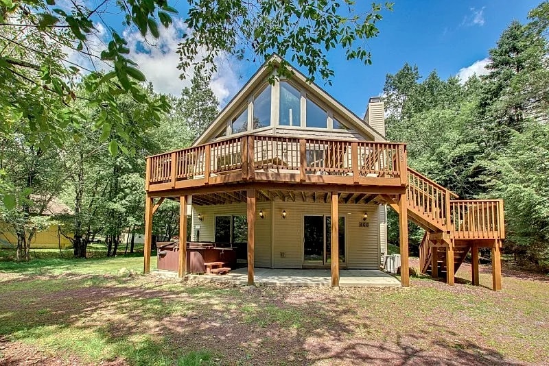 "Black Bear" Beautiful Mountain Chalet, Community Pool/ Beach, Hot Tub, Arcade Game, Gas Grill in Albrightsville, Pennsylvania, United States — photo 2