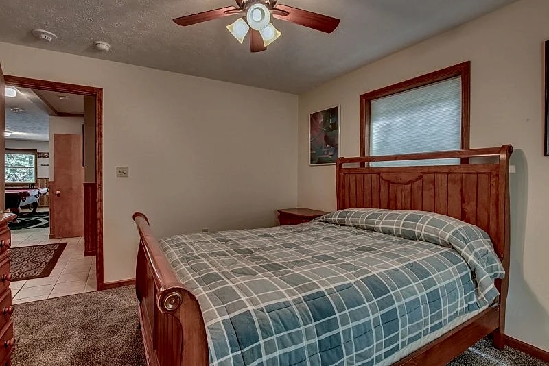 "Grizzly" Near Lake/ Beach Access/ Skiing, Hot Tub, Pool Table, Gas Grill in Lake Harmony, Pennsylvania, United States — photo 5