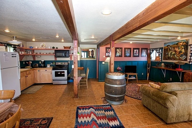 Cottage Inn - Heart of Downtown McCall - Sleeps 4 - Walk to Restaurants - Lake and Beach in McCall, Idaho, United States — photo 3