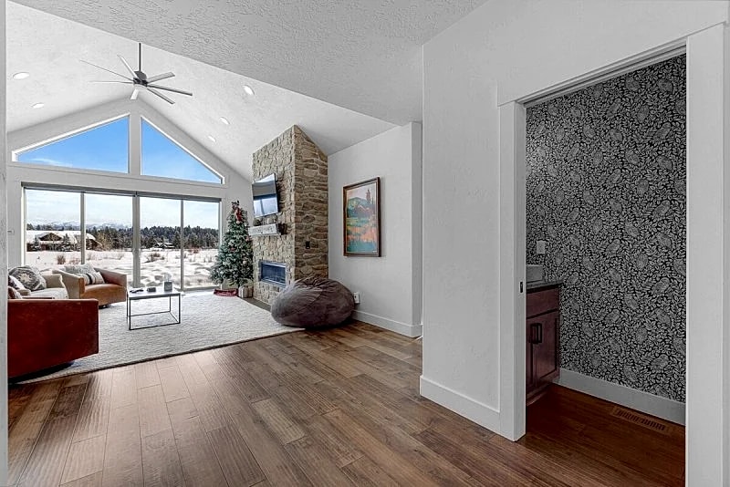 New - Meadowbright VIsta - Large driveway - Clubhouse with pool & hot tub - River - Luxury in McCall, Idaho, United States — photo 4