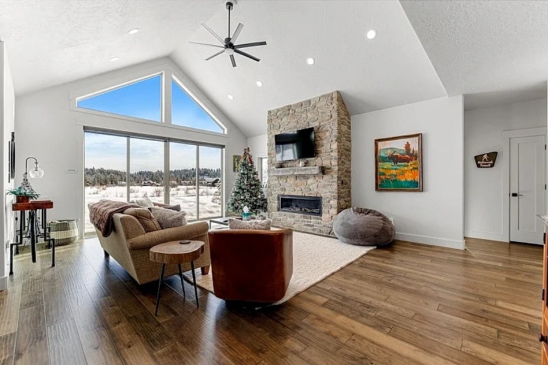 New - Meadowbright VIsta - Large driveway - Clubhouse with pool & hot tub - River - Luxury in McCall, Idaho, United States — photo 3