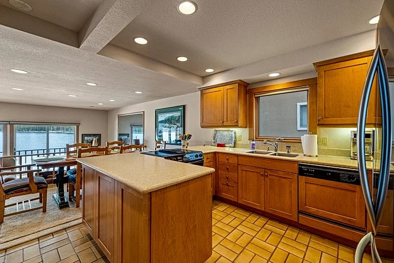 New* Tamarack Bay Classic - Lakefront condo - dock - pool - beach in McCall, Idaho, United States — photo 4