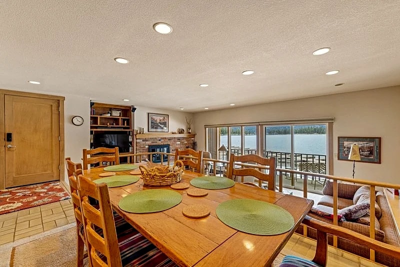 New* Tamarack Bay Classic - Lakefront condo - dock - pool - beach in McCall, Idaho, United States — photo 3