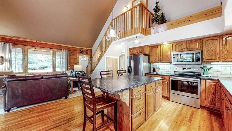 Huckleberry's Hideaway - Hot tub - WiFi - Fireplace - Parking - Clubhouse in McCall, Idaho, United States — photo 3