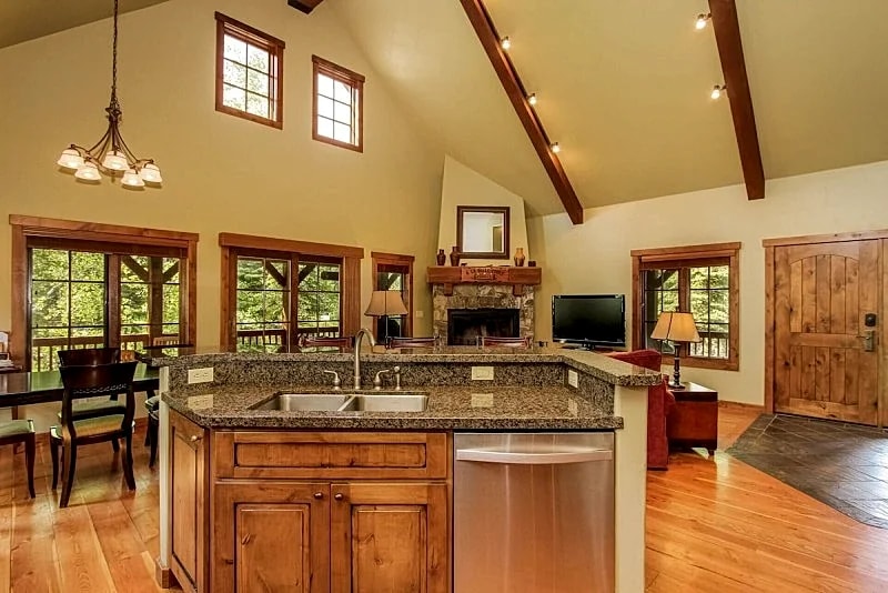 Discovery Chalet - Tamarack Ski Resort - Luxury - 3Br - 3Ba - Sleeps 8 - Hot tub in Donnelly, Idaho, United States — photo 2