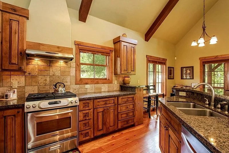 Discovery Chalet - Tamarack Ski Resort - Luxury - 3Br - 3Ba - Sleeps 8 - Hot tub in Donnelly, Idaho, United States — photo 5