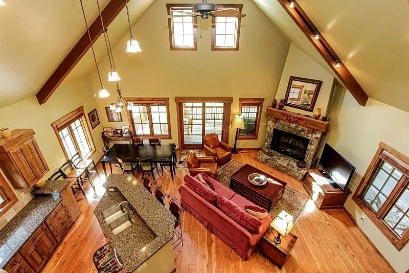 Discovery Chalet - Tamarack Ski Resort - Luxury - 3Br - 3Ba - Sleeps 8 - Hot tub in Donnelly, Idaho, United States — photo 4