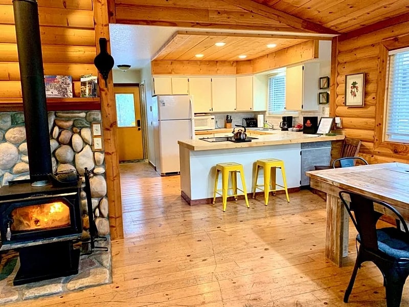The Park Chalet - Rustic charm - Downtown - Lake - Restaurants - WiFi - Wood Stove in McCall, Idaho, United States — photo 2