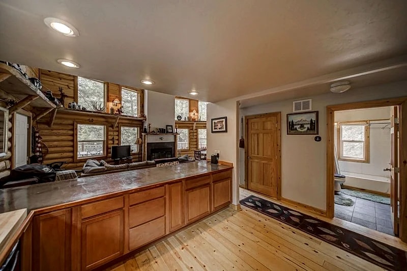 Cascade Log Cabin - Idaho Mountain Getaway - Sleeps 10 in Cascade, Idaho, United States — photo 3
