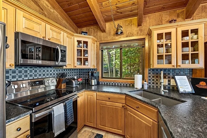 McCall Lakefront Oasis - Family Summer Paradise - Hot tub - Dock - 4 Bedrooms in McCall, Idaho, United States — photo 4