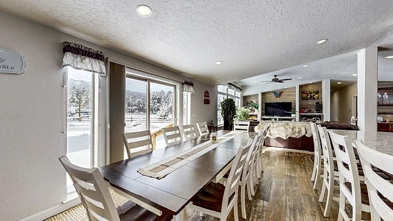 Grand Manor - Near Tamarack and Lake Cascade - AC - Pet friendly - fenced yard - trailer parking in Donnelly, Idaho, United States — photo 4