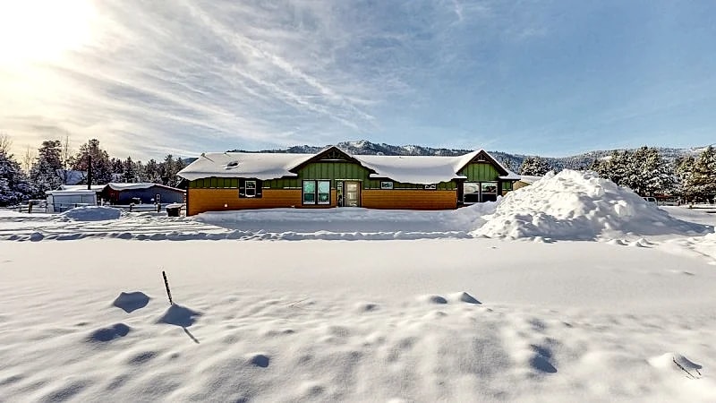 Grand Manor - Near Tamarack and Lake Cascade - AC - Pet friendly - fenced yard - trailer parking in Donnelly, Idaho, United States — photo 2