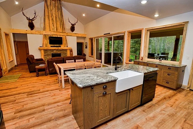 White Bark Lodge - Secluded - 8 person Hot Tub - Fire Pit - WiFi in McCall, Idaho, United States — photo 2