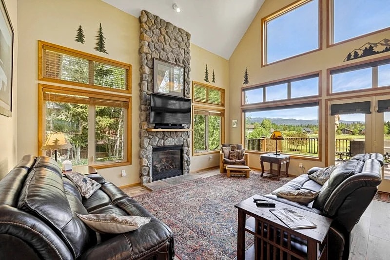 New! Cedar Chalet -on golf course, clubhouse access with gym, seasonal pool & hot tub