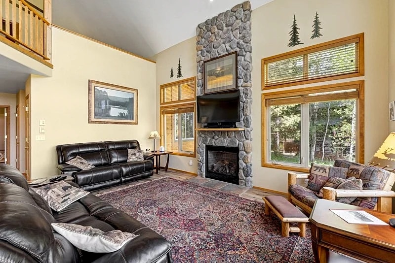 New! Cedar Chalet -on golf course, clubhouse access with gym, seasonal pool & hot tub in McCall, Idaho, United States — photo 3