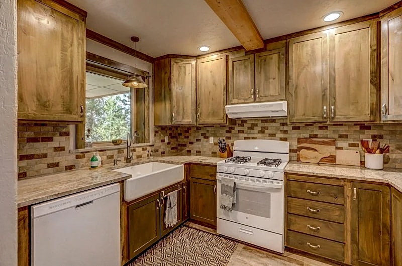 Hygge Mountain Retreat - Hot tub - Patio - Fire pit - Wifi - 2 Kitchens - Family Retreat in McCall, Idaho, United States — photo 3