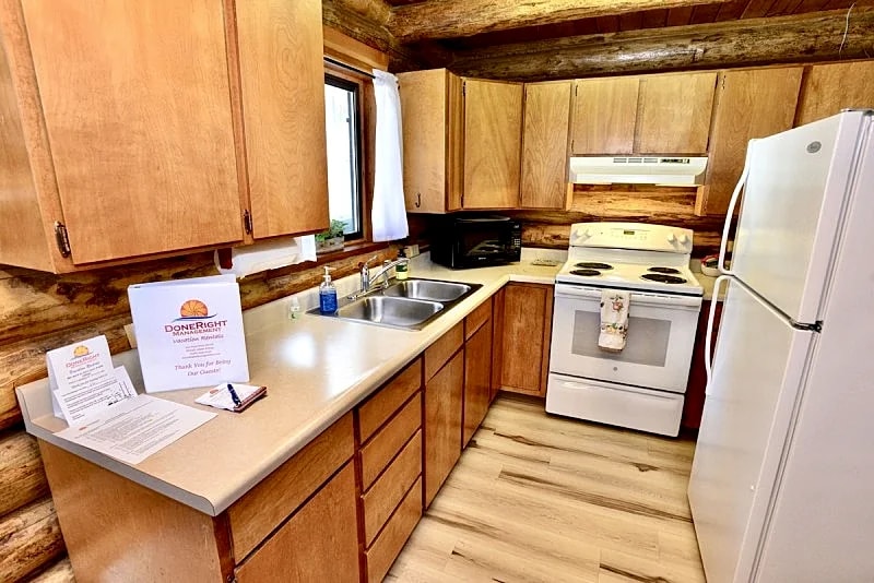 Blumisalp ~ Quintessential Idaho Log Cabin - Wifi - Trailer parking - Fire pit - Wood stove in Cascade, Idaho, United States — photo 2