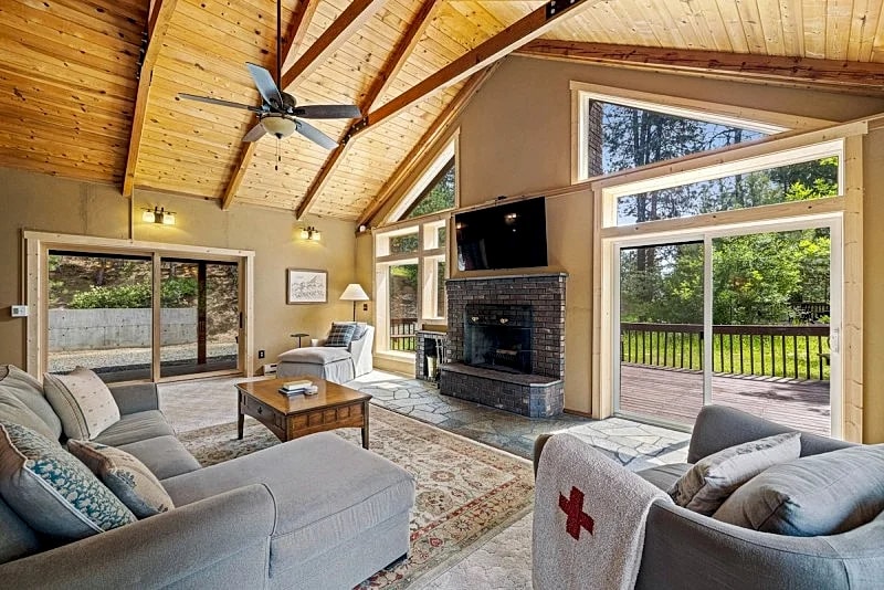 208 Escape - Quiet, private, cabin on 5-acres - Trails - WiFi - Fireplace - Family Getaway in Cascade, Idaho, United States — photo 3