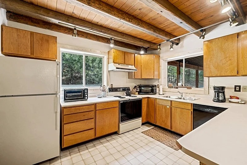 208 Escape - Quiet, private, cabin on 5-acres - Trails - WiFi - Fireplace - Family Getaway in Cascade, Idaho, United States — photo 5