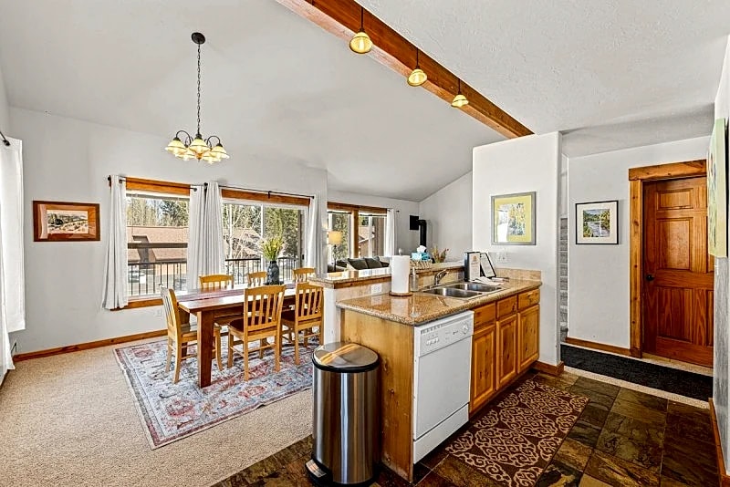 Double Take Condo - Aspen Village - Golf - Shared Pool, Hot tub, Sauna, Gym, Courts in McCall, Idaho, United States — photo 3