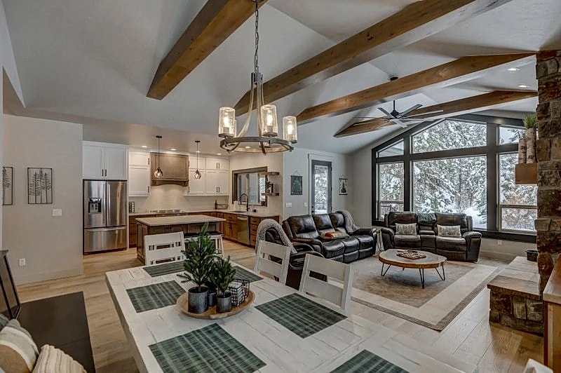Luxe 4BR- AC - WiFi - Garage - Clubhouse w/comm pool, hot tub, gym in McCall, Idaho, United States — photo 4