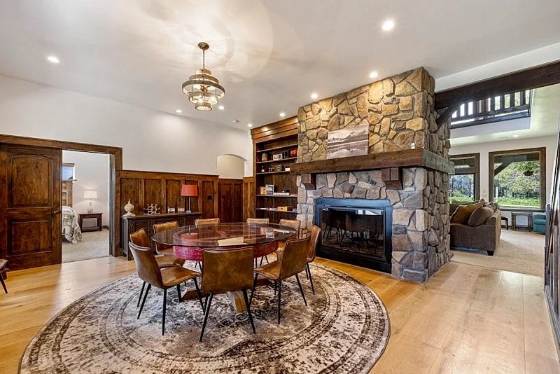 Mountain Tyme - AC - Hot tub - Garage - Firepit - 3 Fireplaces - Chef's kitchen in Donnelly, Idaho, United States — photo 3
