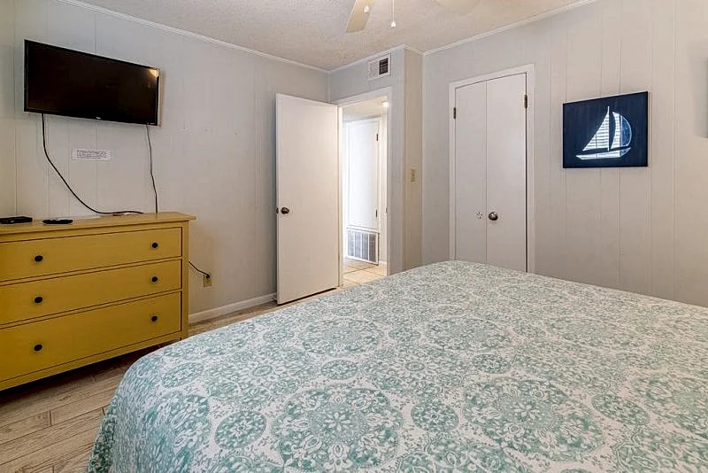 Your Beach House Just 1 Minute Walk To The Beach! Private Heated Pool & Yard in Destin, Florida, United States — photo 4