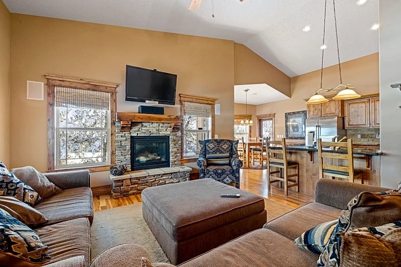 New! Black Bear Inn - Pet friendly - trailer parking - close to lake - rustic
