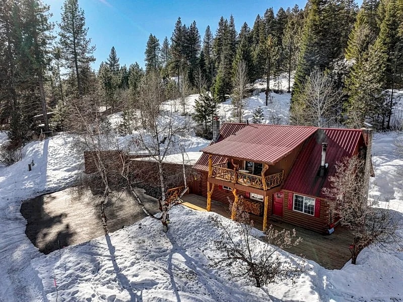 Scotts Landing - close to town - large driveway - deck - fireplace