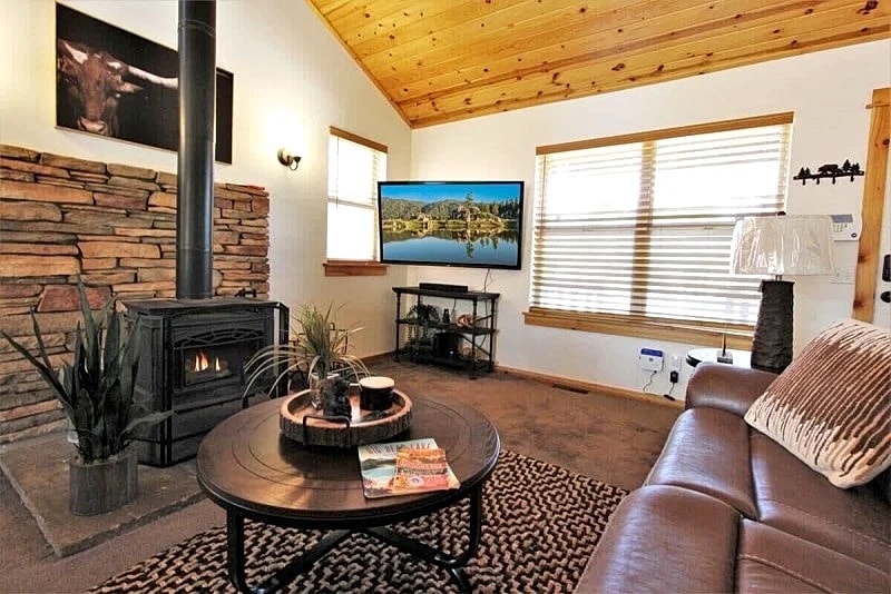 Take a Break - Hot Tub and Kids Play Set - Big Bear Lake in Big Bear Lake, California, United States — photo 3
