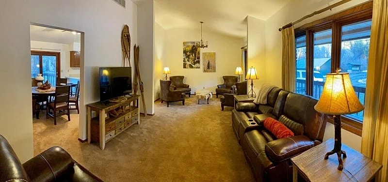 Cougar Lodge Vacation Home Thirty Minutes from Mt Rushmore - In Rapid City On Canyon Lake Thirty Minutes from Mt Rushmore