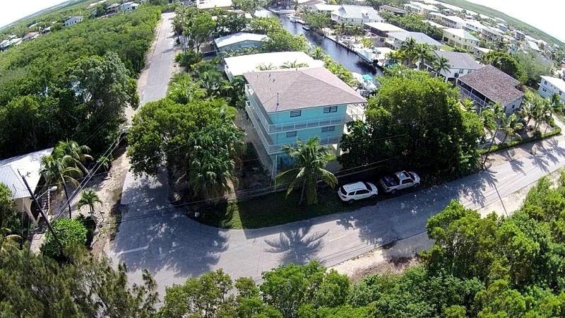 Spectacular Waterfront Ocean side 4/4 3 story home with Pool & 60 Ft Dock in Key Largo, Florida, United States — photo 4