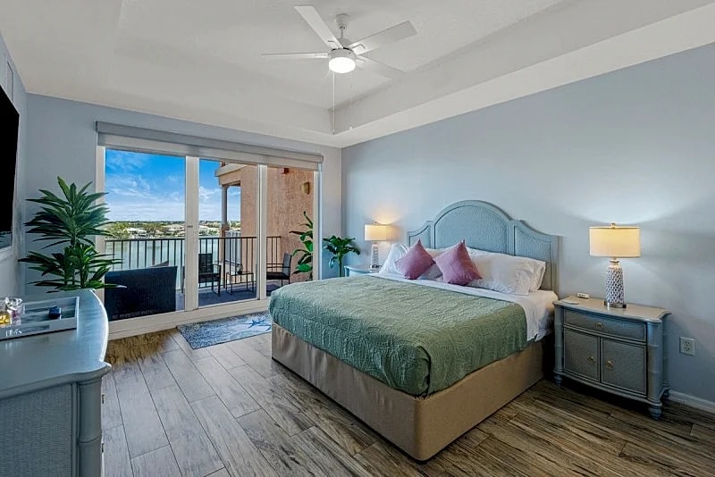 Spotless Condo Stunning Panoramic Balcony Views King Beds Beach Across Street in Clearwater, Florida, United States — photo 4