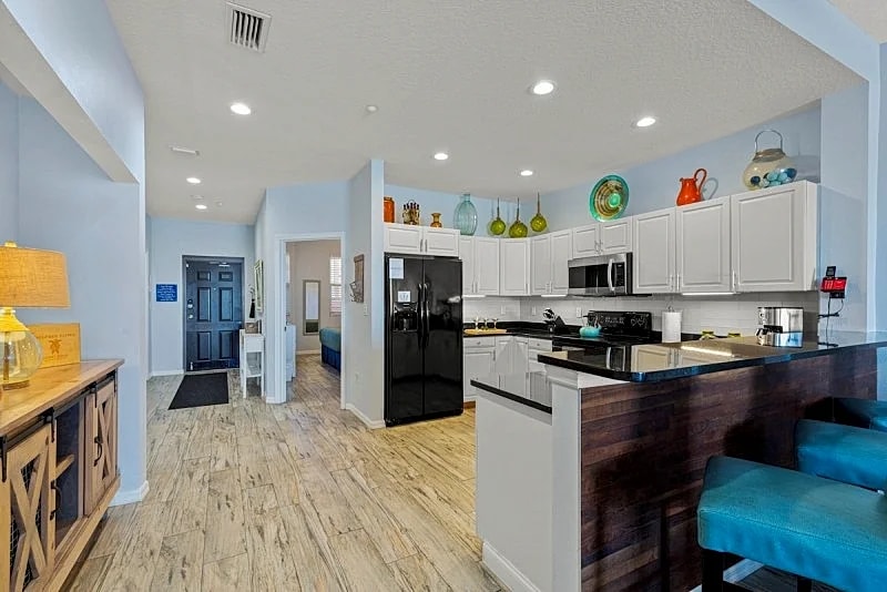 Spotless Condo Stunning Panoramic Balcony Views King Beds Beach Across Street in Clearwater, Florida, United States — photo 2