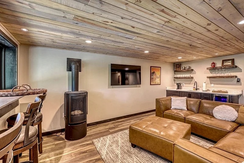 Ponderosa Peak - newly remodeled home with private hot tub, indoor sauna, Wifi and AC in Lead, South Dakota, United States — photo 4